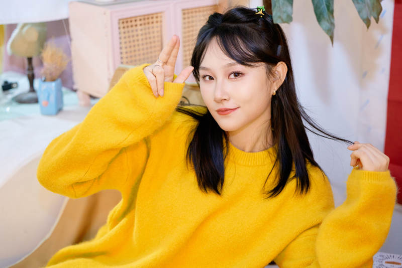 冬季在网红打卡店探店拍照的东方美女图片