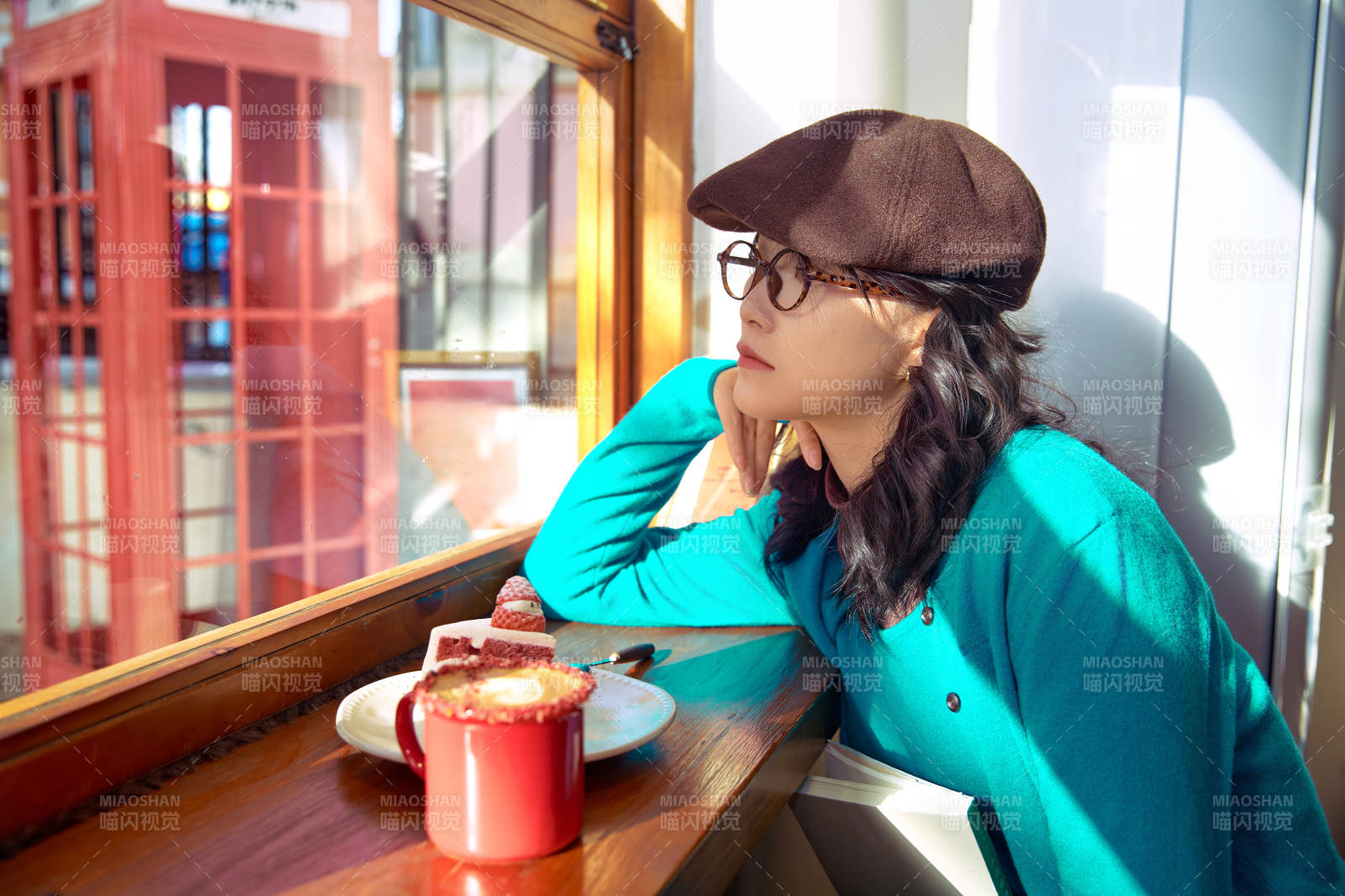 冬日午后坐在咖啡店吃蛋糕喝咖啡的亚洲美女图片