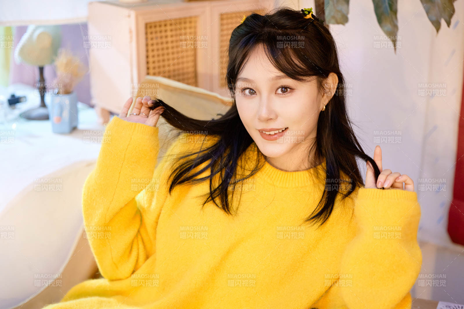 冬季在网红打卡店探店拍照的东方美女图片