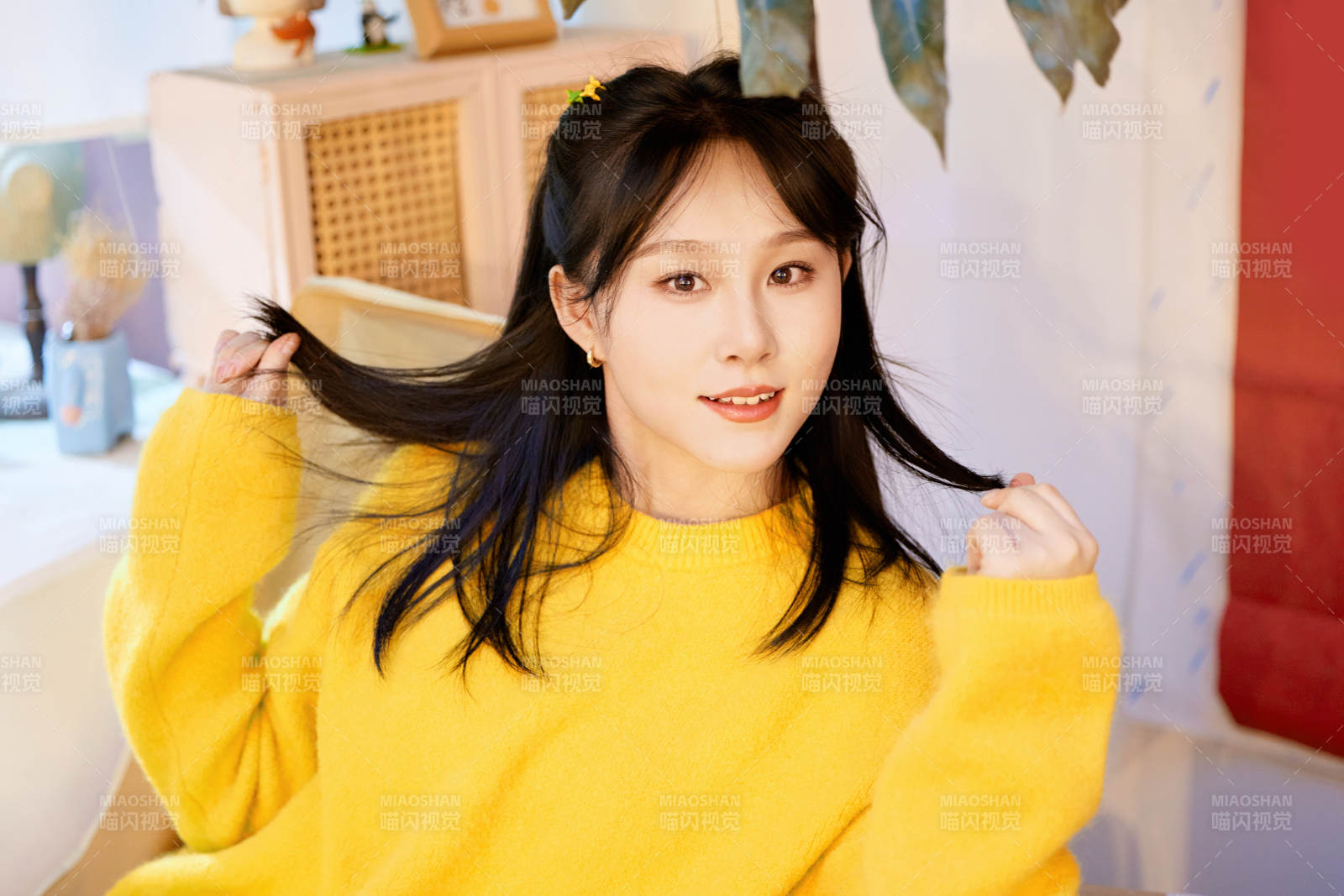 冬季在网红打卡店探店拍照的东方美女图片