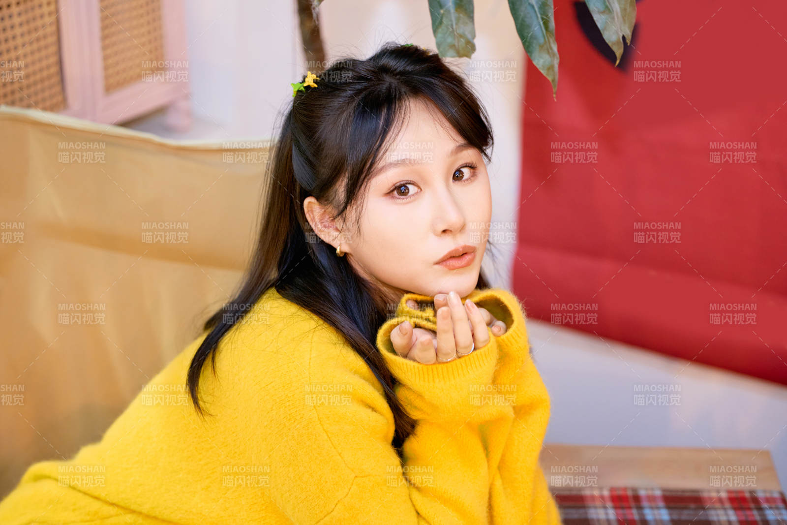 冬季在网红打卡店探店拍照的东方美女图片