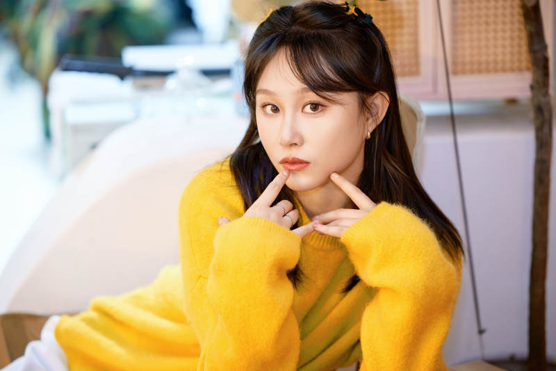 冬季在网红打卡店探店拍照的东方美女图片