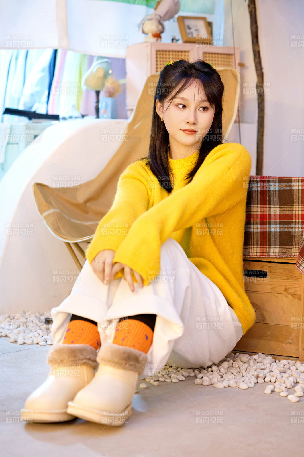 冬季在网红打卡店探店拍照的东方美女图片