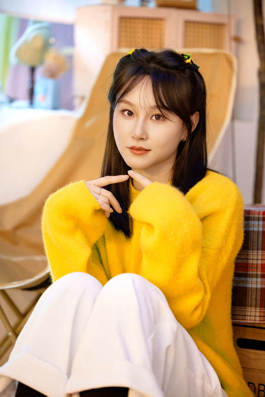 冬季在网红打卡店探店拍照的东方美女图片