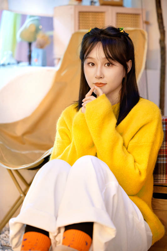 冬季在网红打卡店探店拍照的东方美女图片