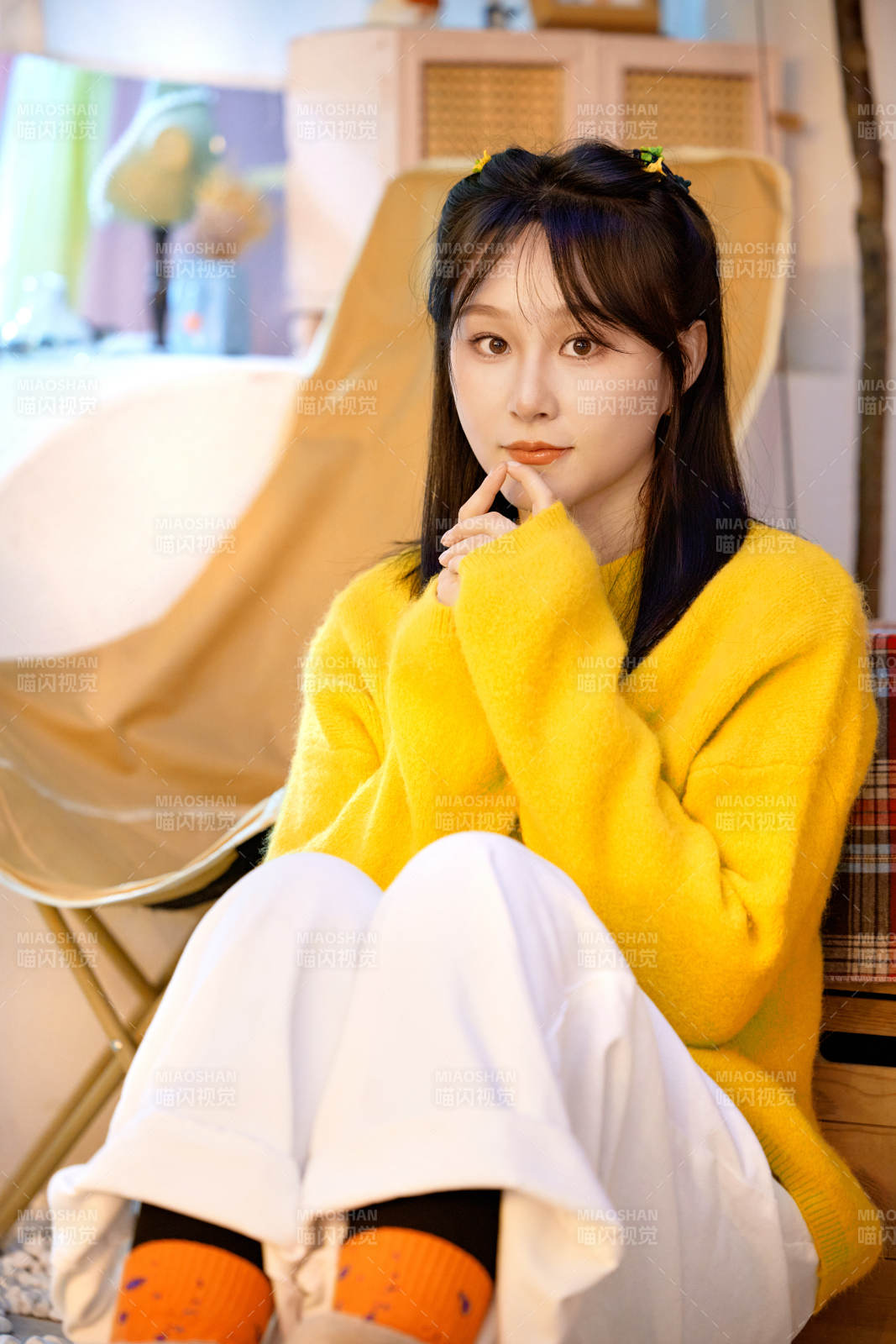 冬季在网红打卡店探店拍照的东方美女图片