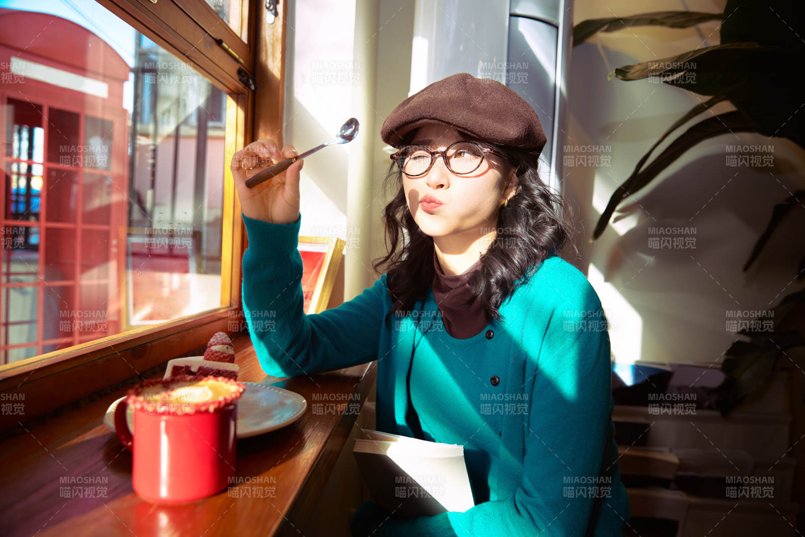 冬日午后坐在咖啡店吃蛋糕喝咖啡的亚洲美女图片