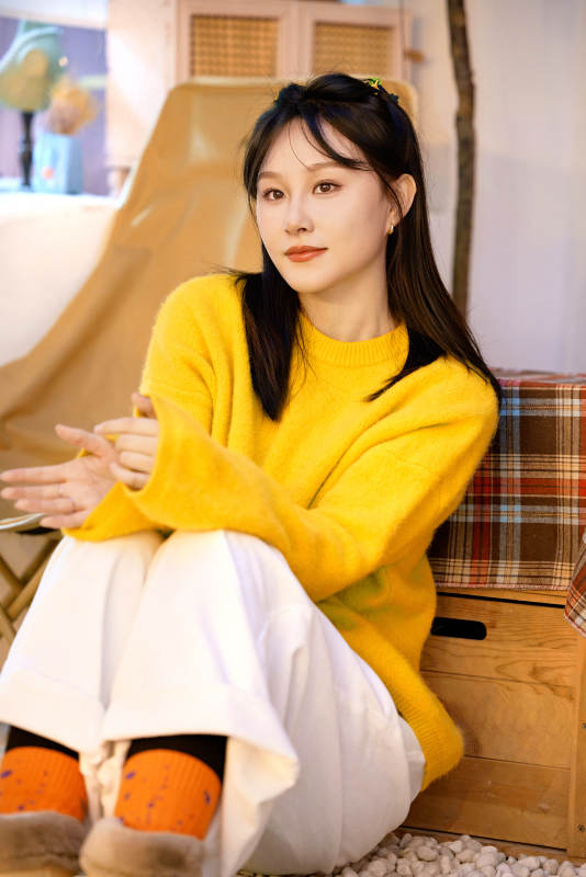 冬季在网红打卡店探店拍照的东方美女图片