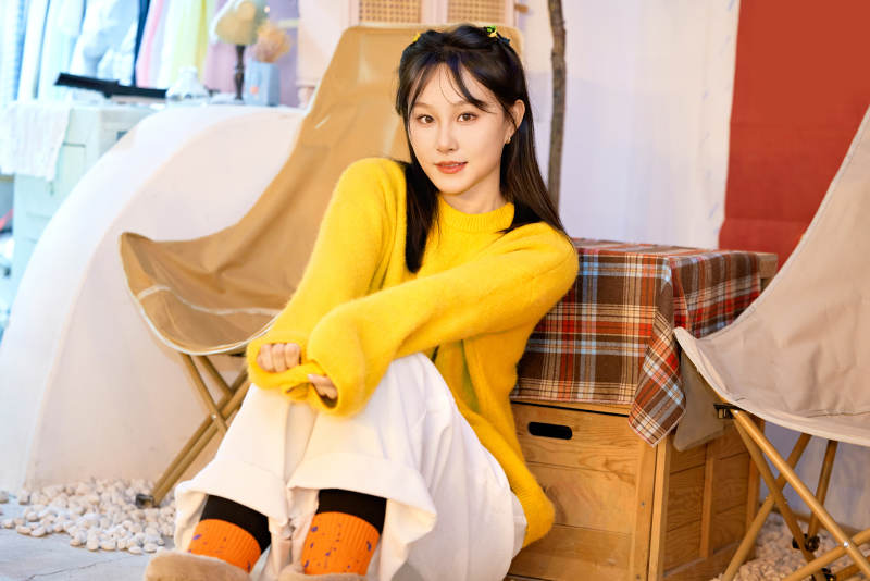 冬季在网红打卡店探店拍照的东方美女图片