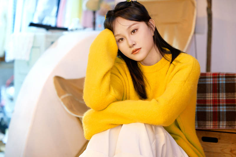 冬季在网红打卡店探店拍照的东方美女图片