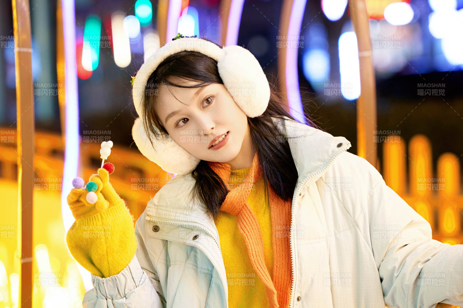 冬季夜晚在都市街头拍照的东方美女图片