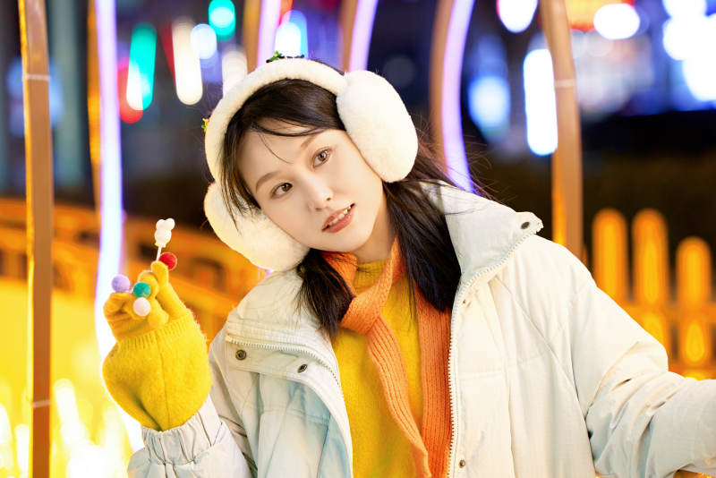 冬季夜晚在都市街头拍照的东方美女图片