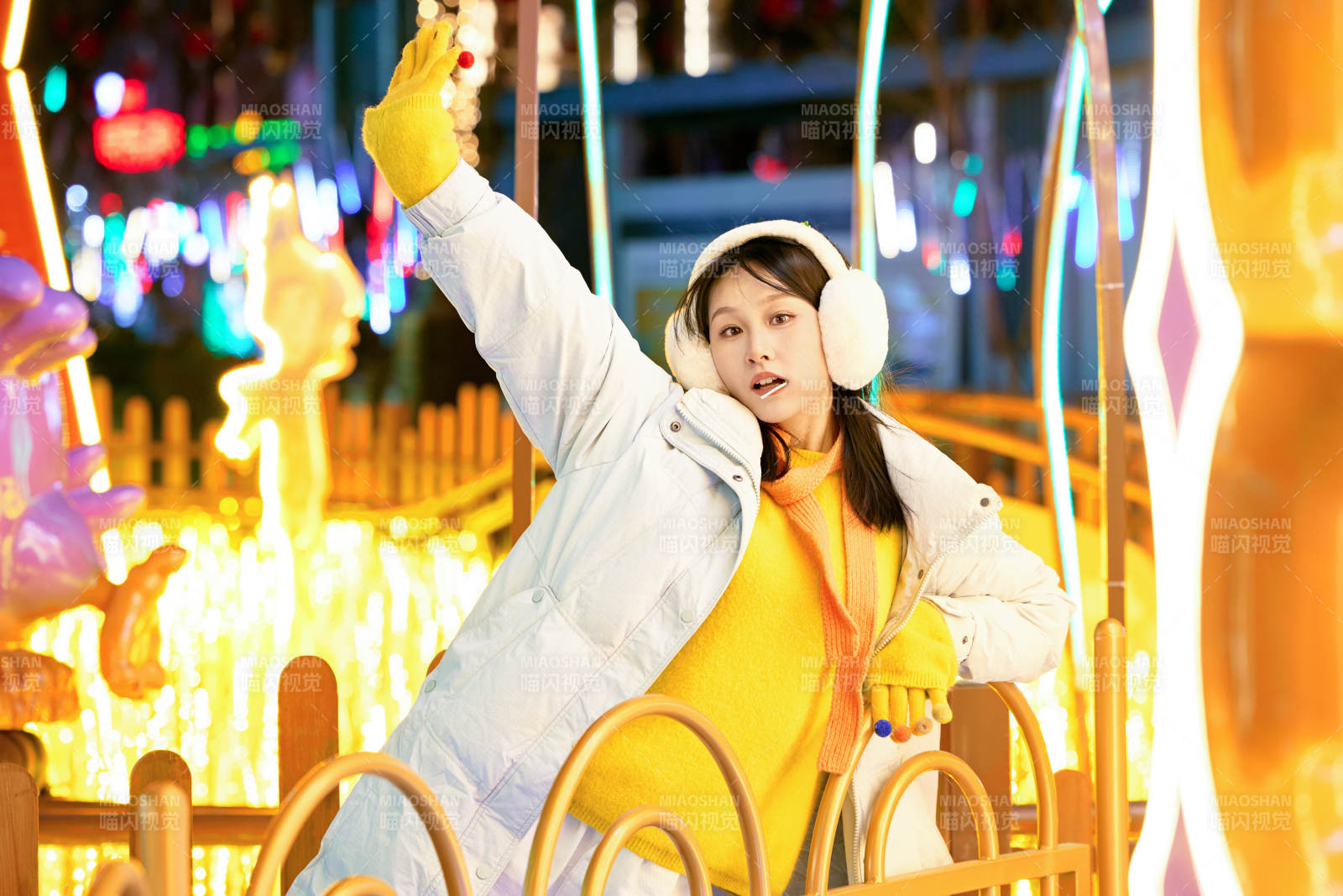 冬季夜晚在都市街头拍照的东方美女图片