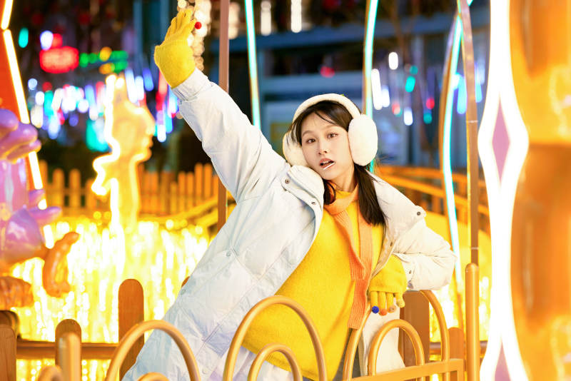 冬季夜晚在都市街头拍照的东方美女图片