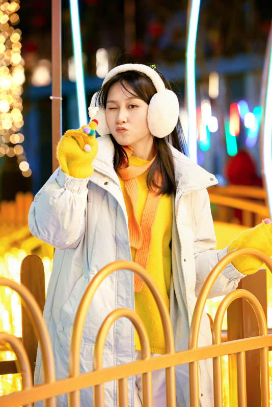 冬季夜晚在都市街头拍照的东方美女图片