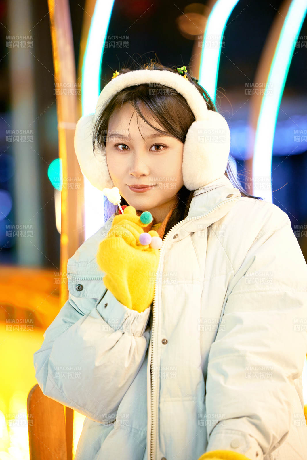 冬季夜晚在都市街头拍照的东方美女图片