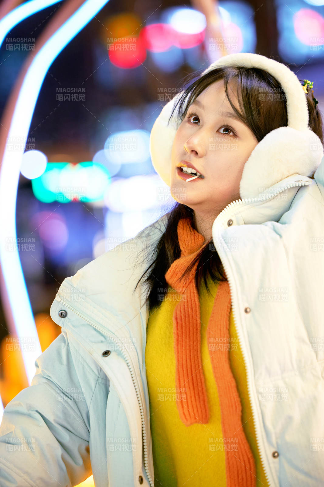 冬季夜晚在都市街头拍照的东方美女图片