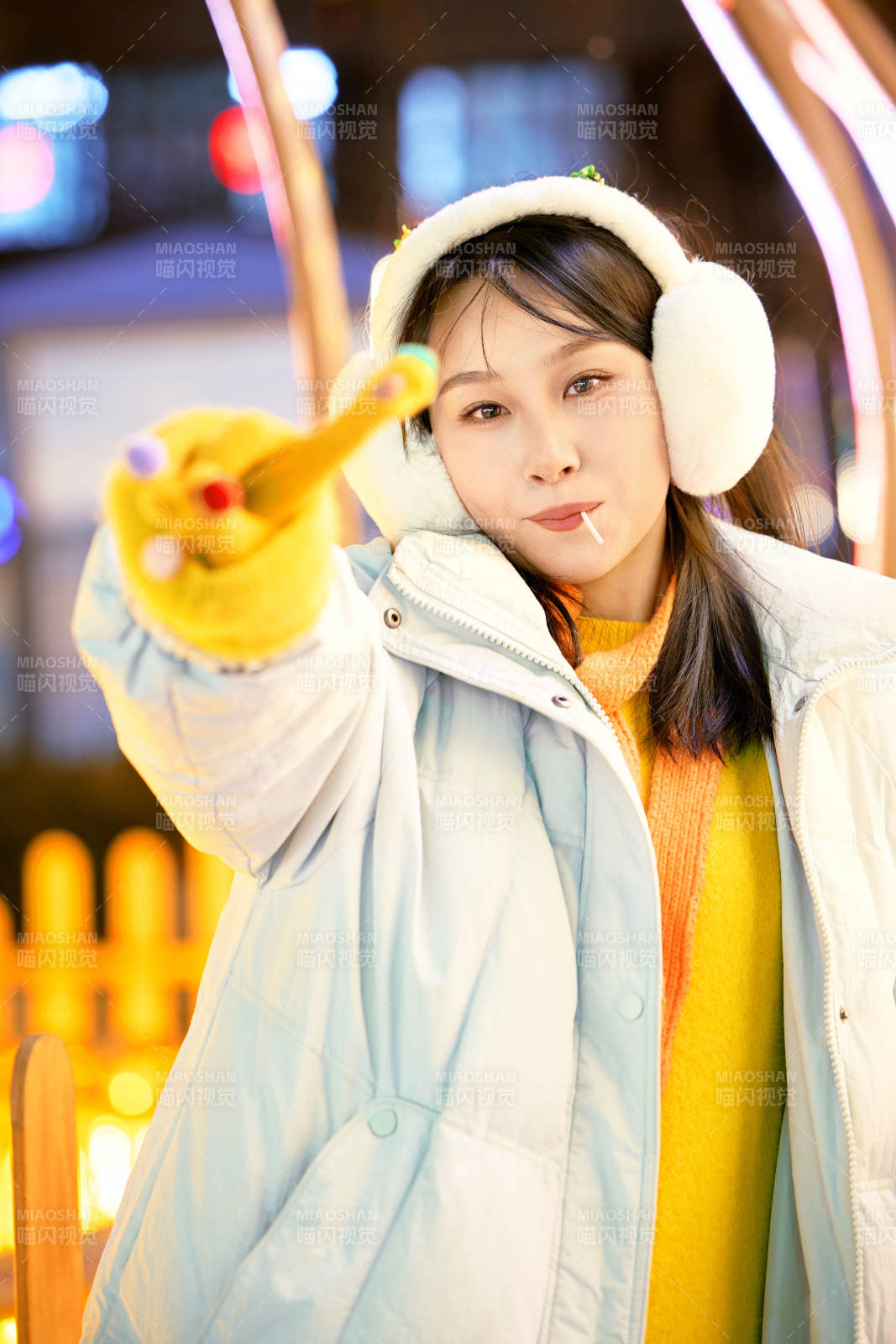 冬季夜晚在都市街头拍照的东方美女图片