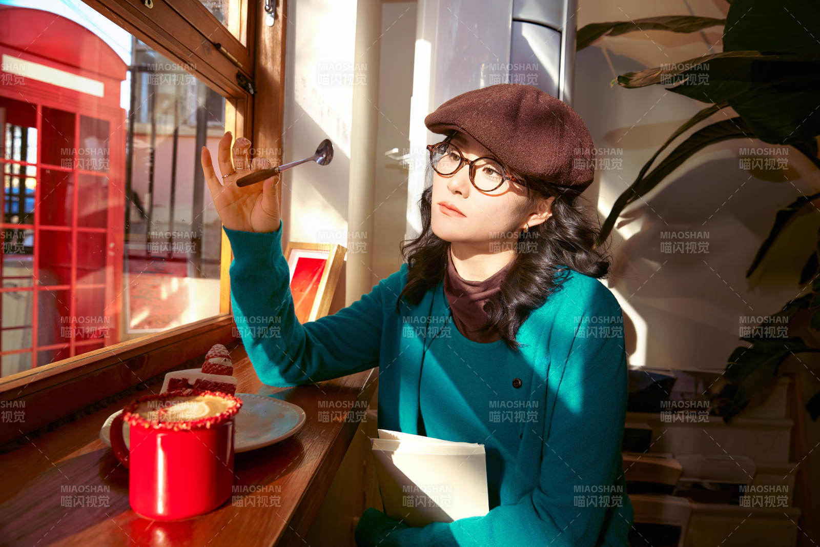 冬日午后坐在咖啡店吃蛋糕喝咖啡的亚洲美女图片