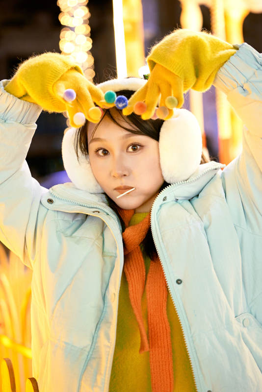 冬季夜晚在都市街头拍照的东方美女图片