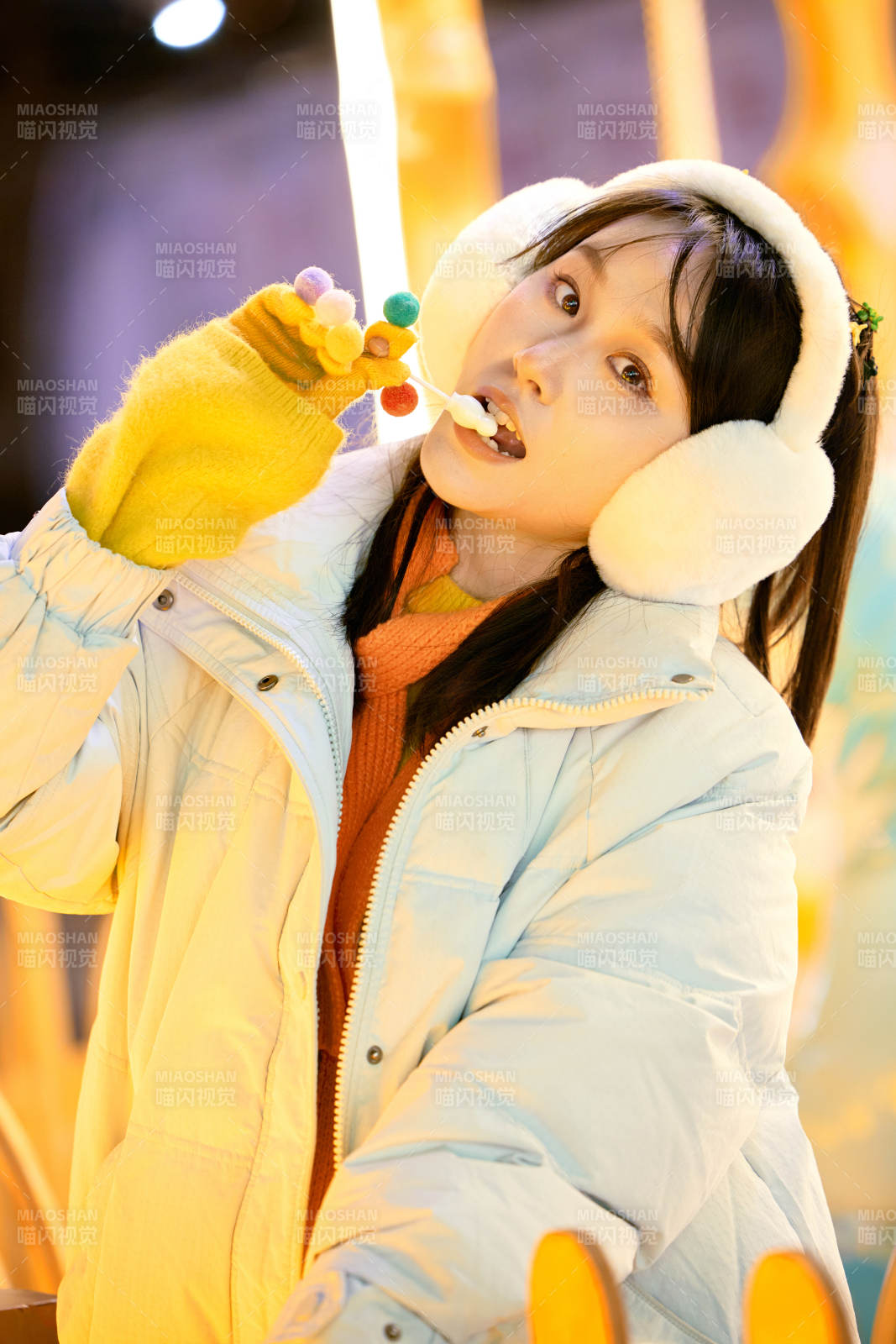 冬季夜晚在都市街头拍照的东方美女图片