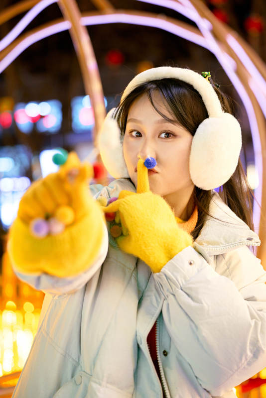 冬季夜晚在都市街头拍照的东方美女图片