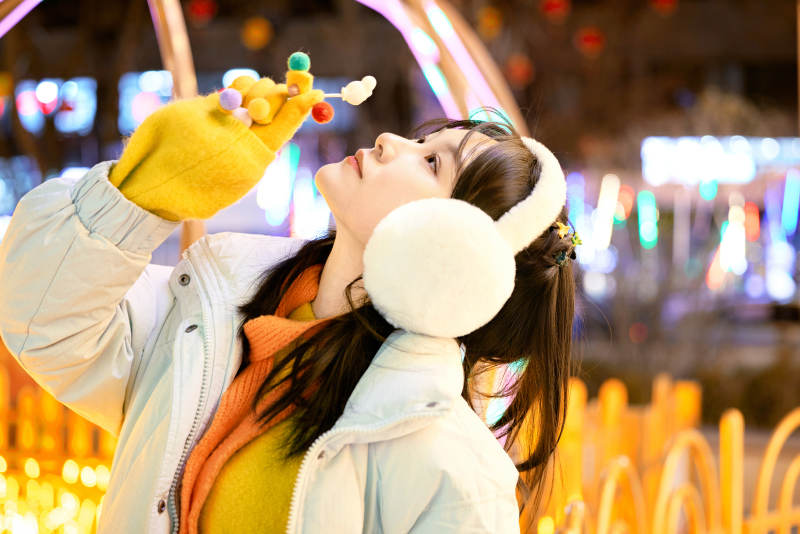 冬季夜晚在都市街头拍照的东方美女图片