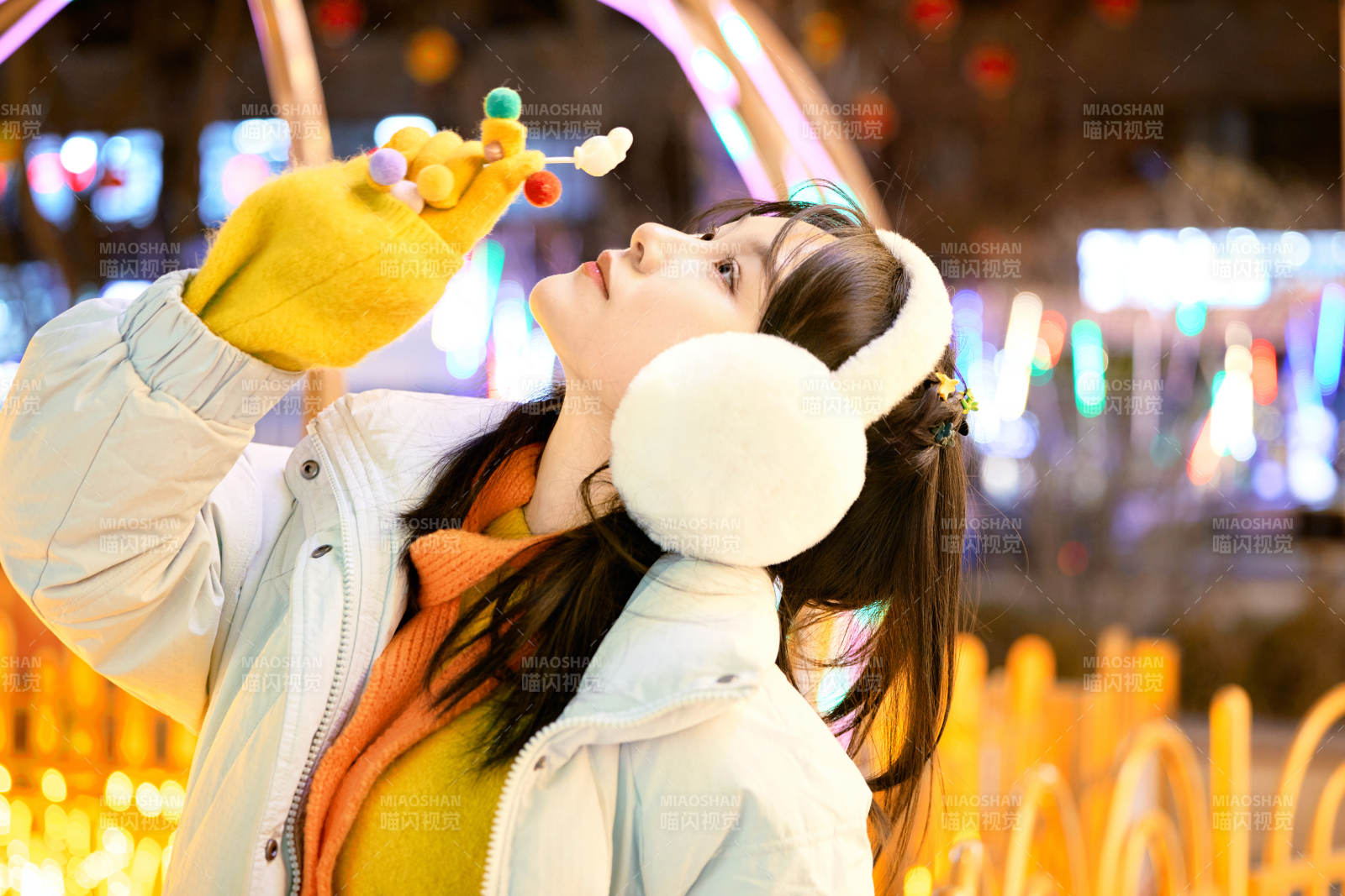 冬季夜晚在都市街头拍照的东方美女图片