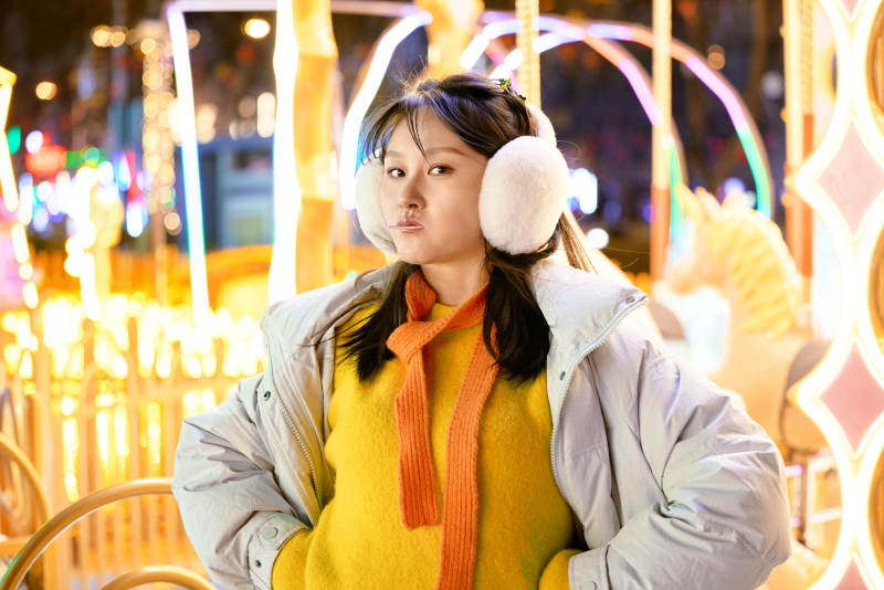 冬季夜晚在都市街头拍照的东方美女图片