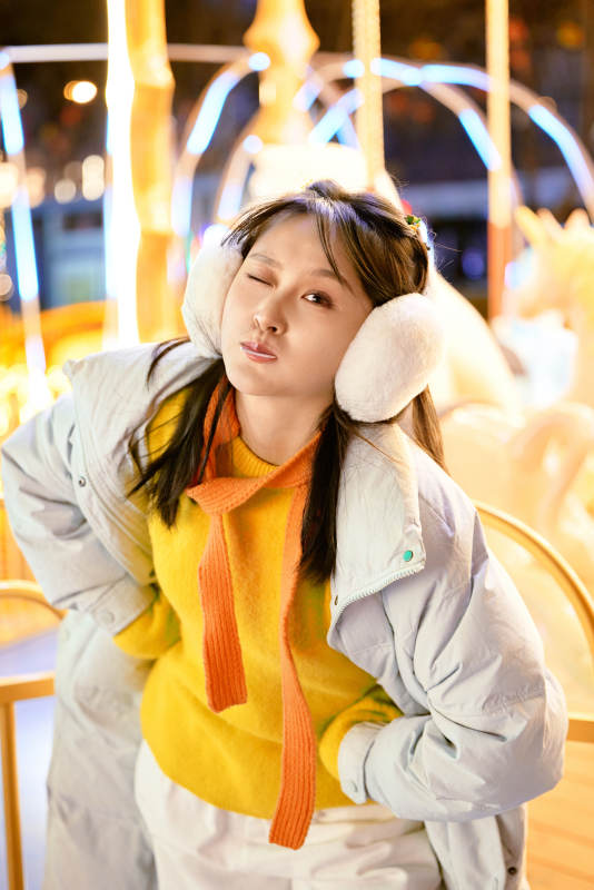 冬季夜晚在都市街头拍照的东方美女图片