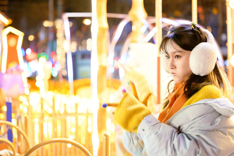 冬季夜晚在都市街头拍照的东方美女图片