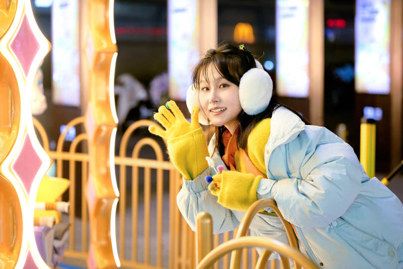 冬季夜晚在都市街头拍照的东方美女图片