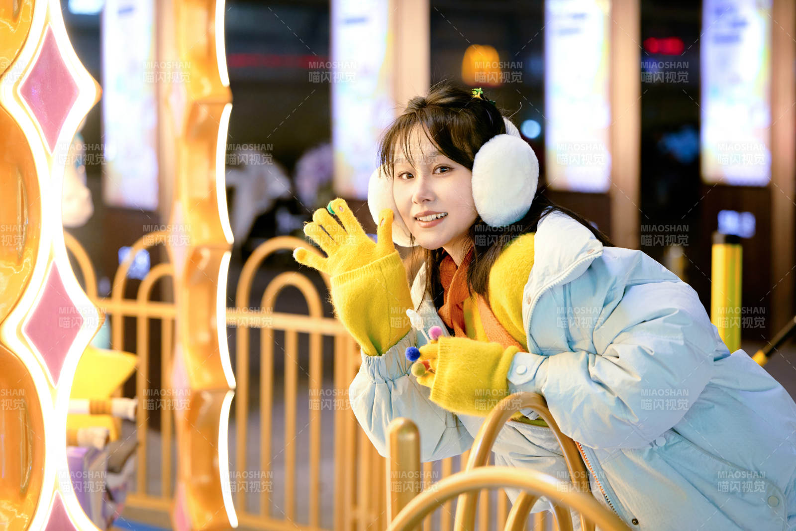 冬季夜晚在都市街头拍照的东方美女图片