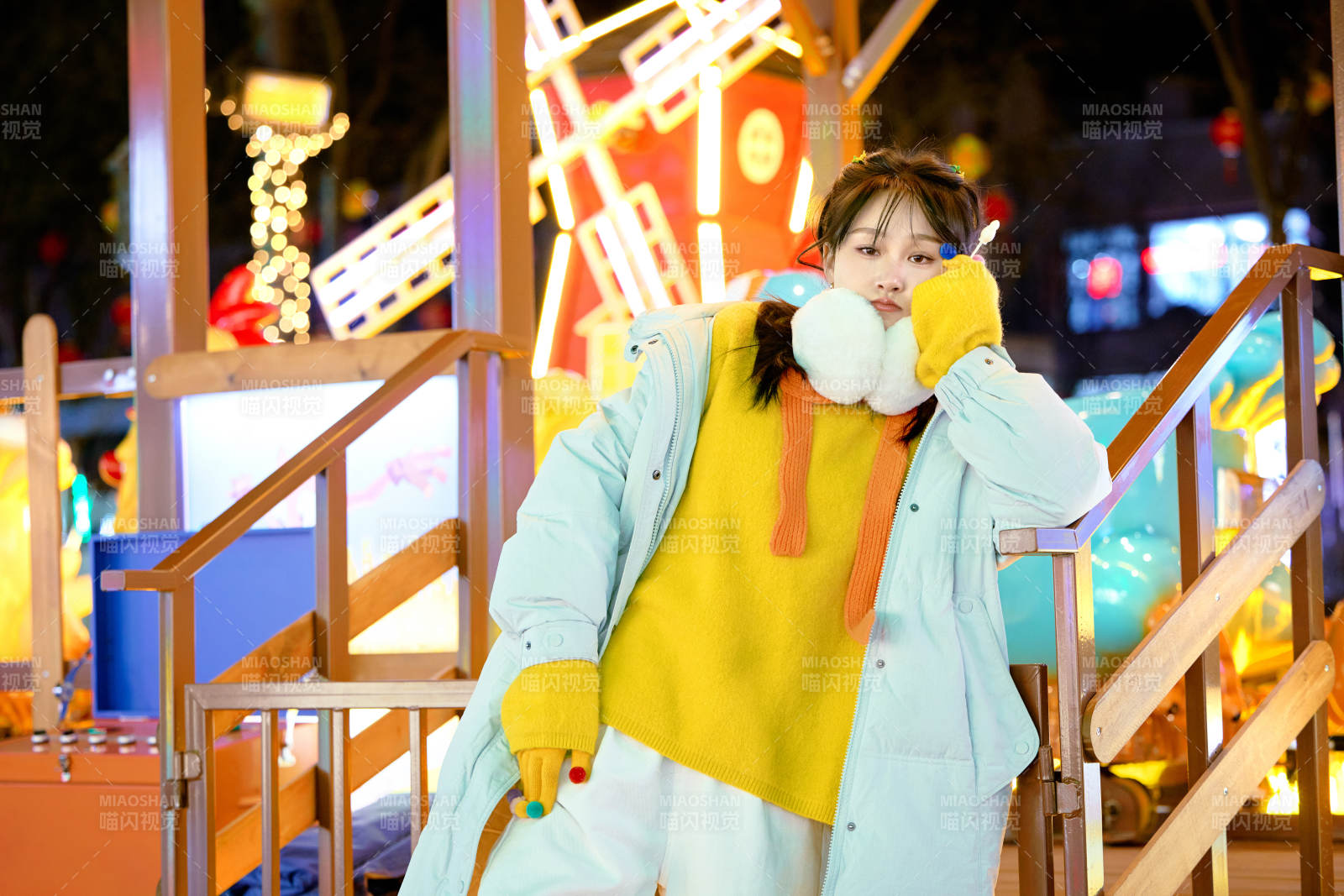 冬季夜晚在都市街头拍照的东方美女图片