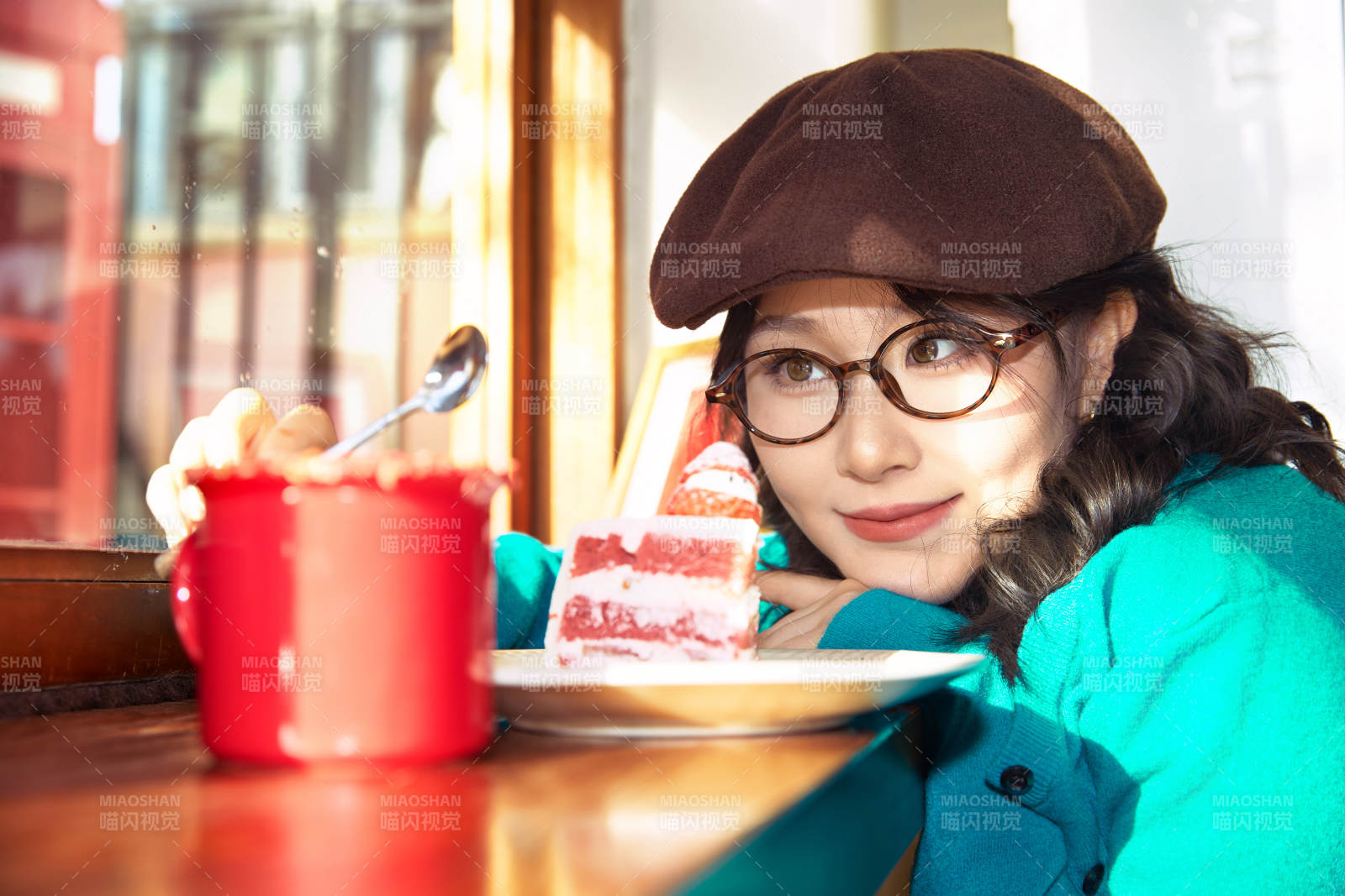 冬日午后坐在咖啡店吃蛋糕喝咖啡的亚洲美女图片