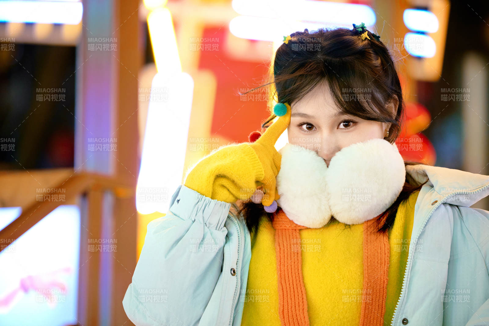 冬季夜晚在都市街头拍照的东方美女图片