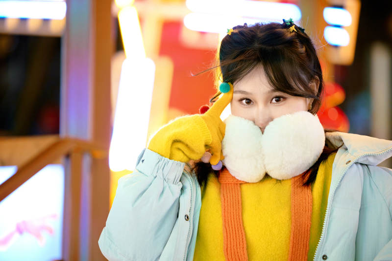 冬季夜晚在都市街头拍照的东方美女图片