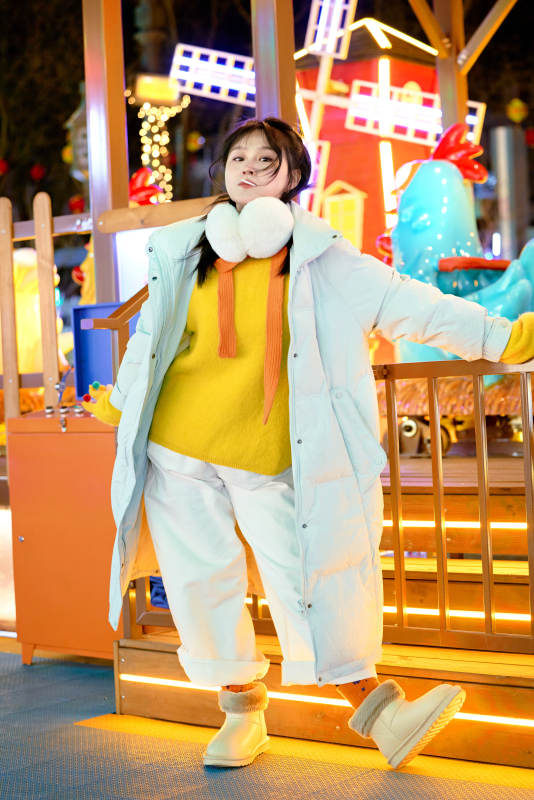 冬季夜晚在都市街头拍照的东方美女图片