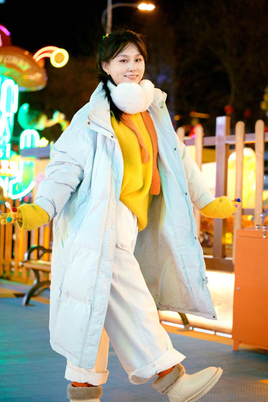 冬季夜晚在都市街头拍照的东方美女图片