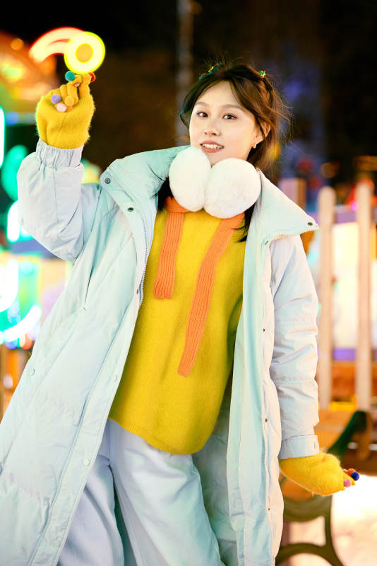 冬季夜晚在都市街头拍照的东方美女图片