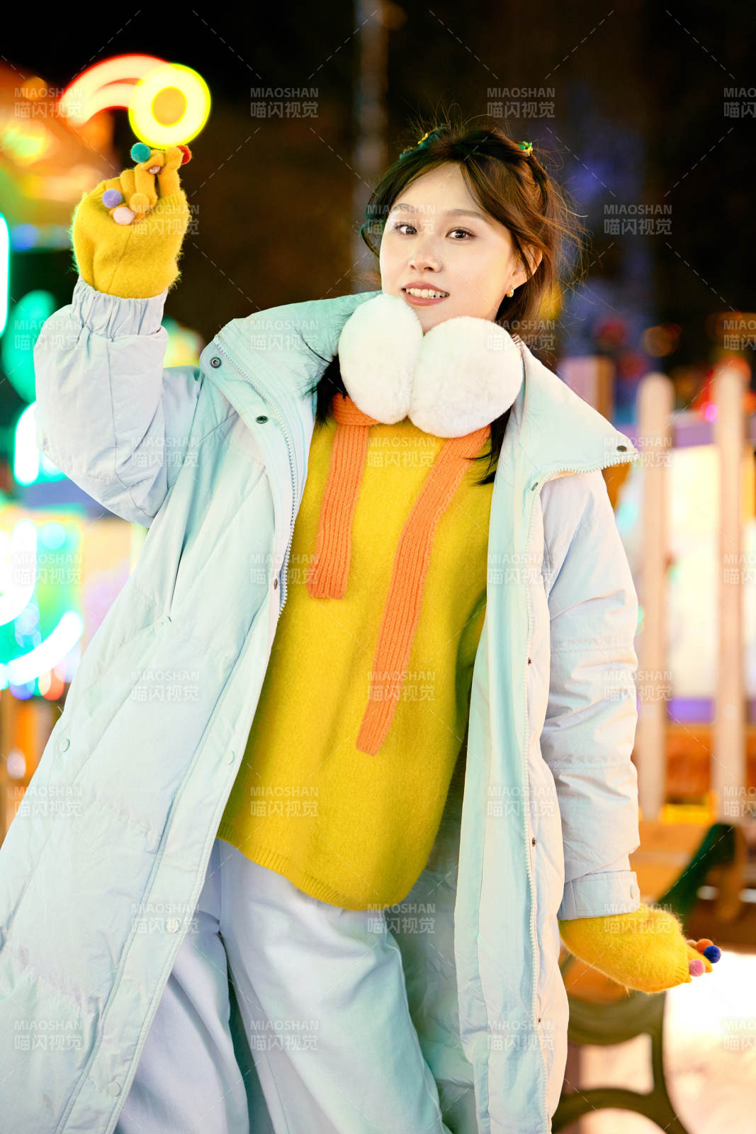 冬季夜晚在都市街头拍照的东方美女图片