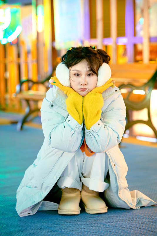 冬季夜晚在都市街头拍照的东方美女图片