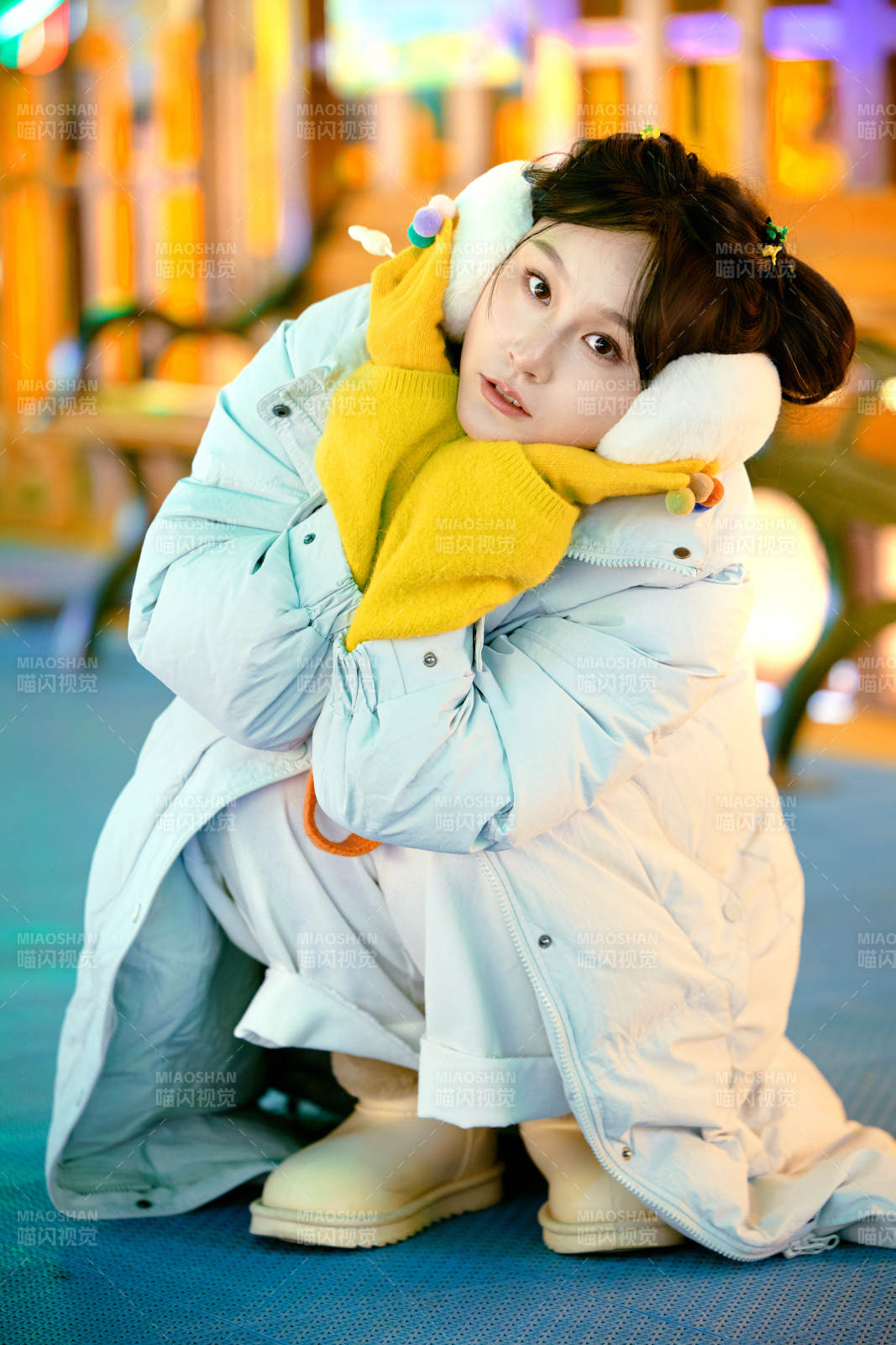 冬季夜晚在都市街头拍照的东方美女图片