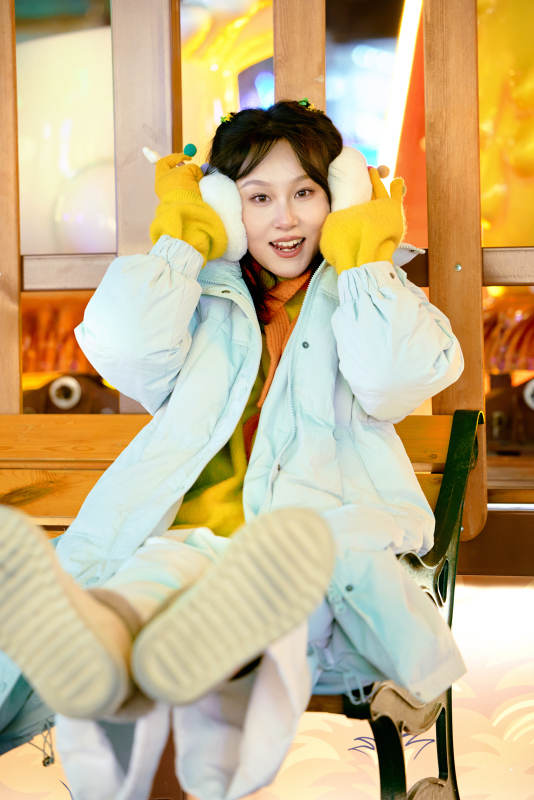 冬季夜晚在都市街头拍照的东方美女图片