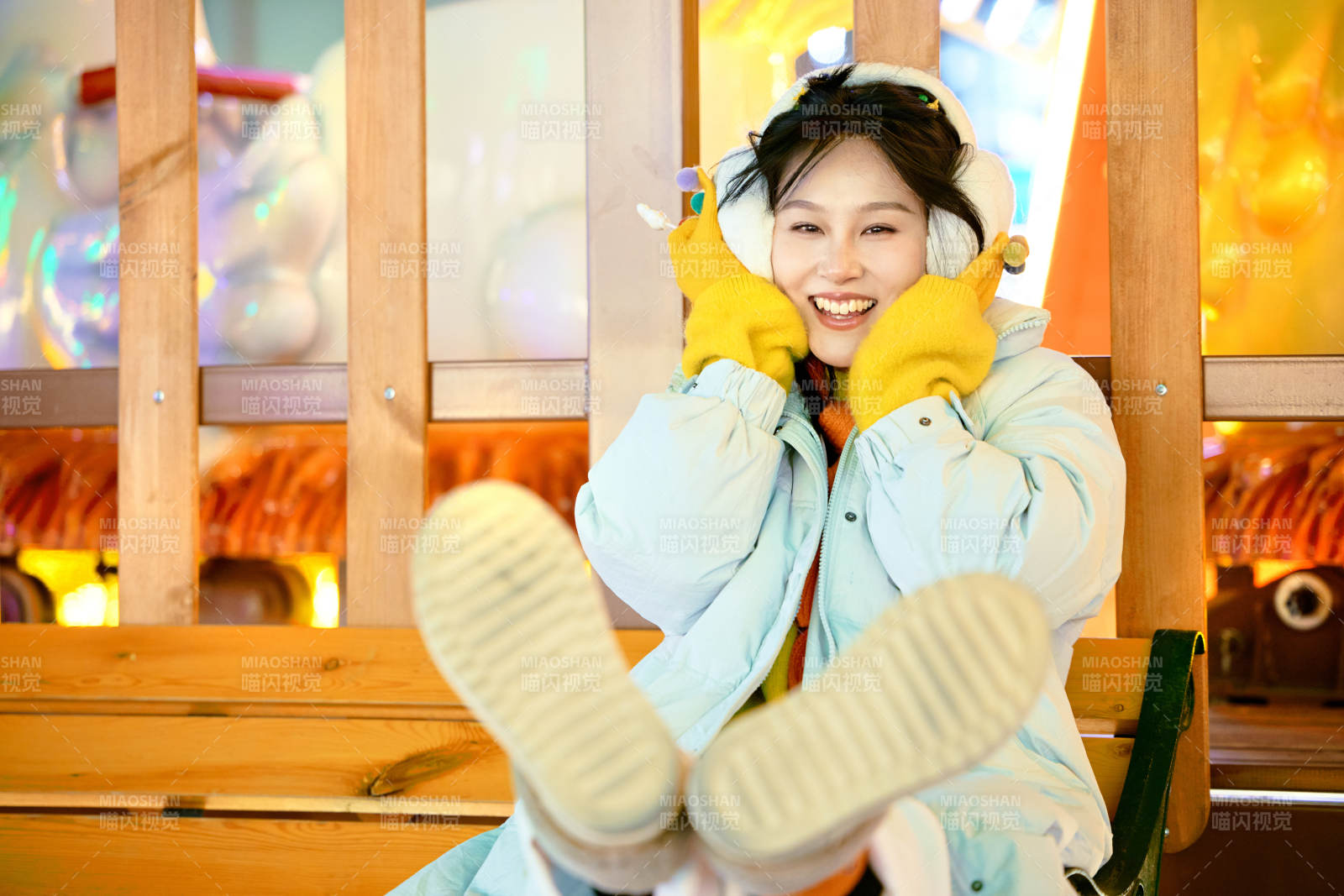 冬季夜晚在都市街头拍照的东方美女图片