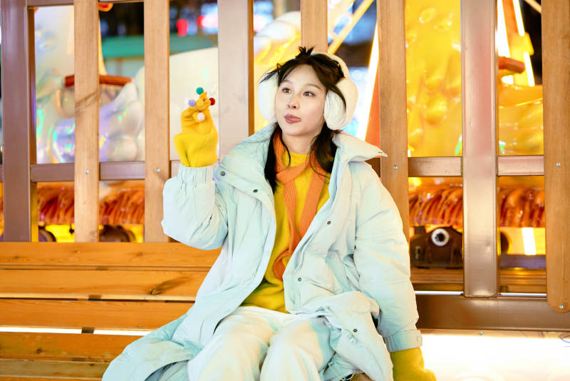 冬季夜晚在都市街头拍照的东方美女图片