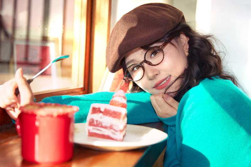 冬日午后坐在咖啡店吃蛋糕喝咖啡的亚洲美女图片