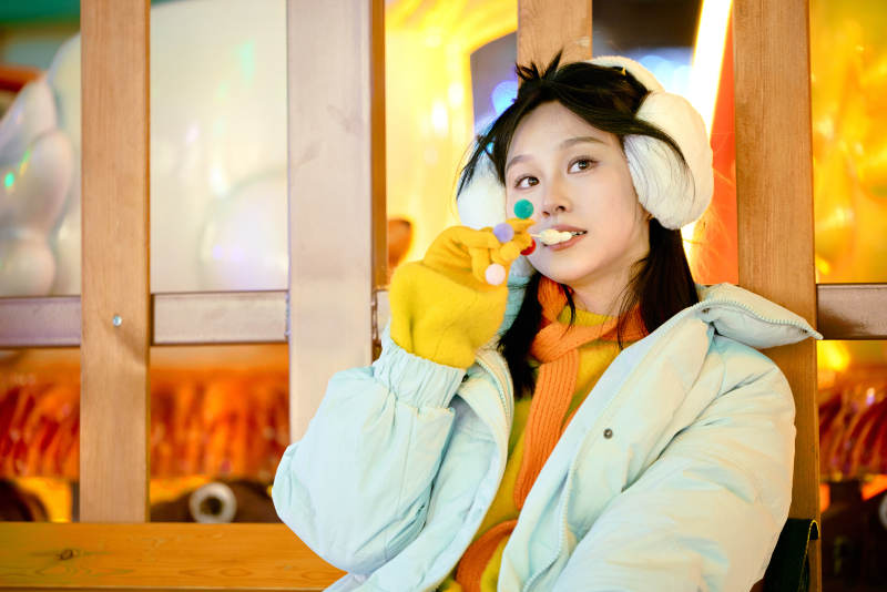 冬季夜晚在都市街头拍照的东方美女图片