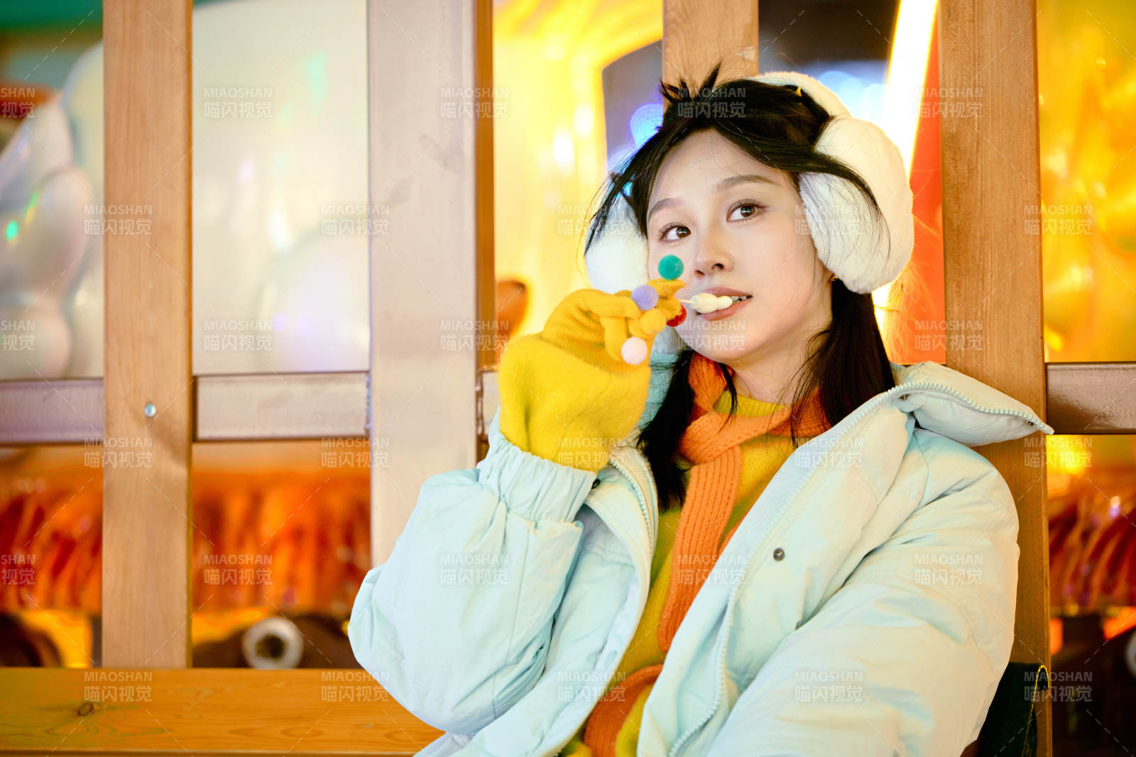 冬季夜晚在都市街头拍照的东方美女图片