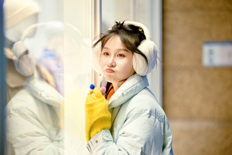 冬季夜晚在都市街头拍照的东方美女图片